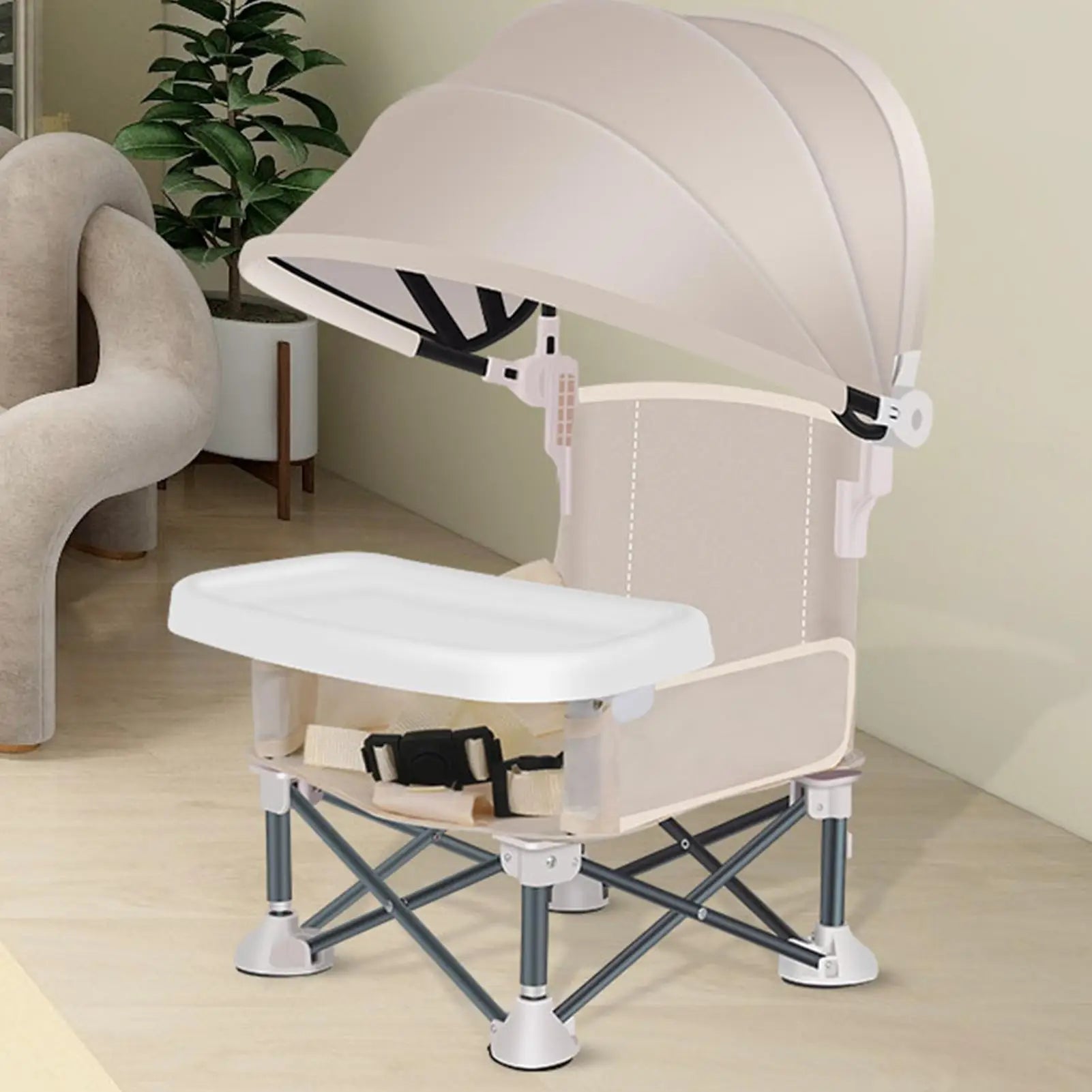 Chaise haute pliable beige avec pare-soleil, installée dans un salon