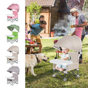 Bébé installé dans la chaise pliable beige lors d'un repas au jardin, et les quatre coloris disponibles