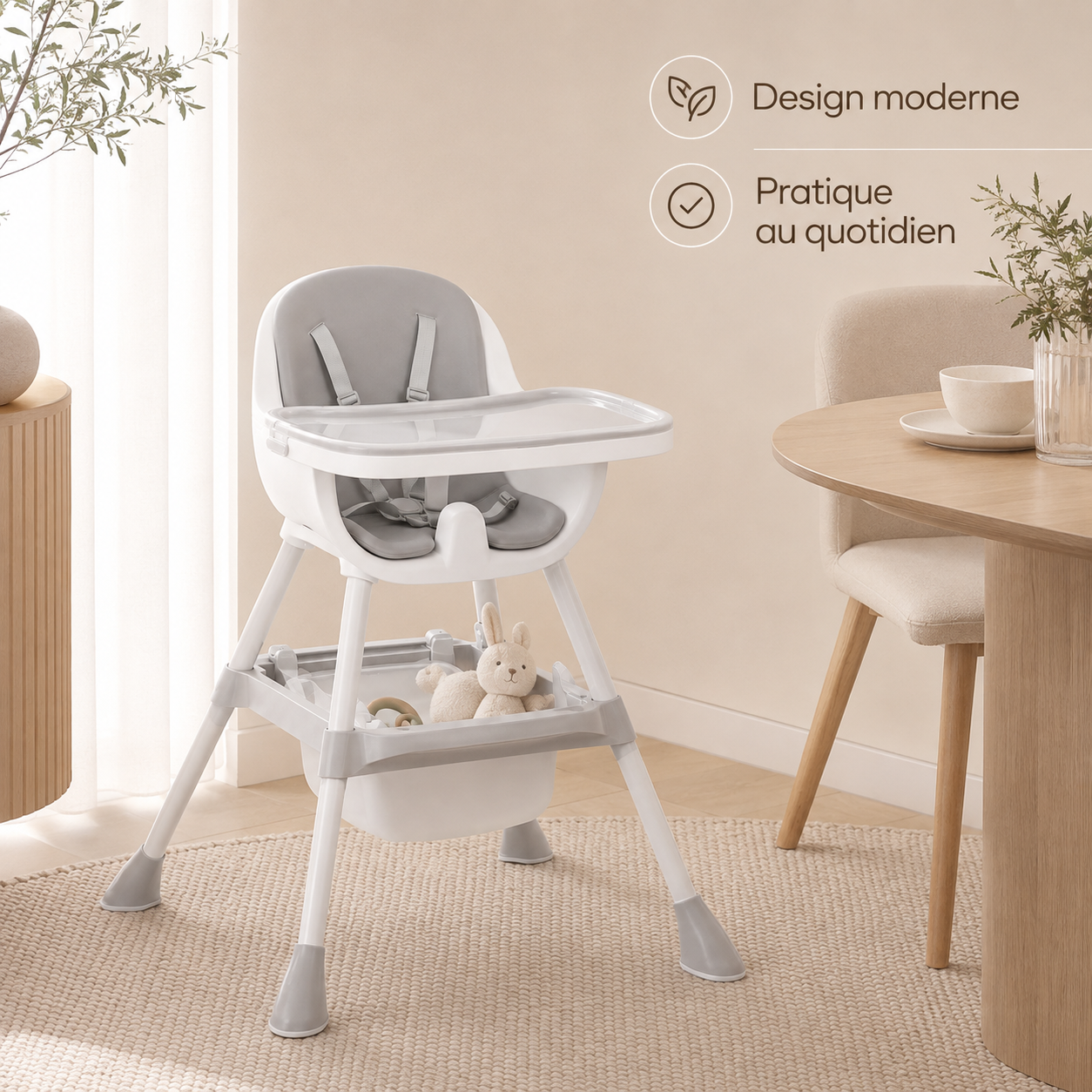 La chaise haute installée dans un salon, son panier de rangement garni de jouets