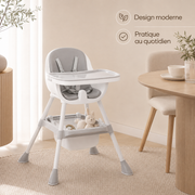 La chaise haute installée dans un salon, son panier de rangement garni de jouets