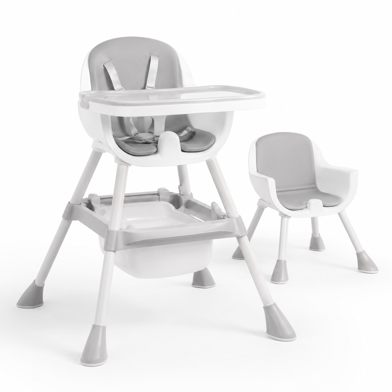 Chaise haute et chaise enfant photographiées ensemble sur fond blanc
