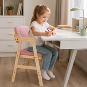 Vue de profil d’une chaise haute bébé stable et solide installée à table