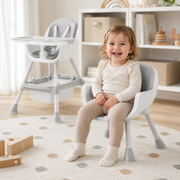 Jeune enfant assis dans la chaise en configuration chaise enfant, la chaise haute derrière lui