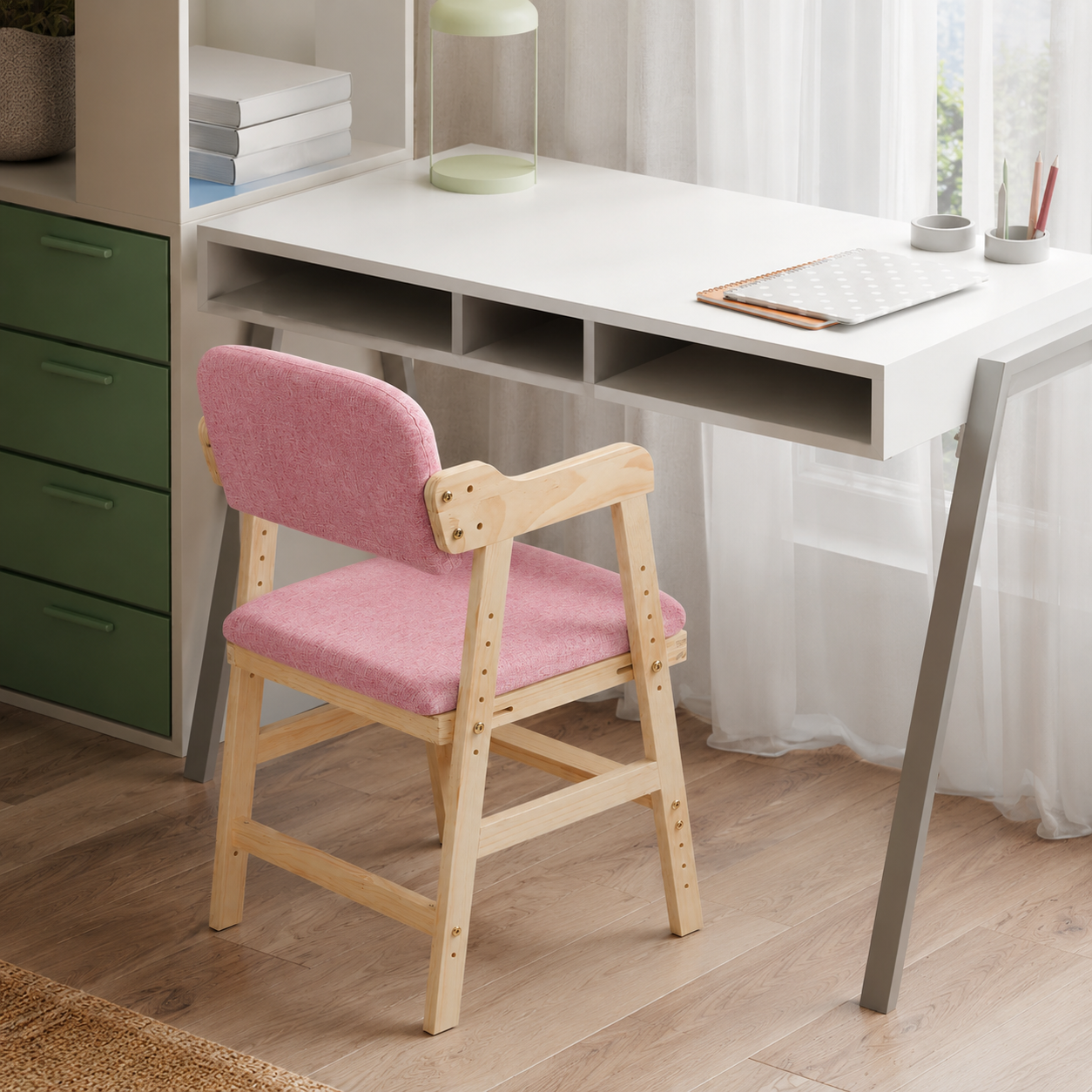 Détails des matériaux et finitions robustes d’une chaise haute bébé évolutive installée à table